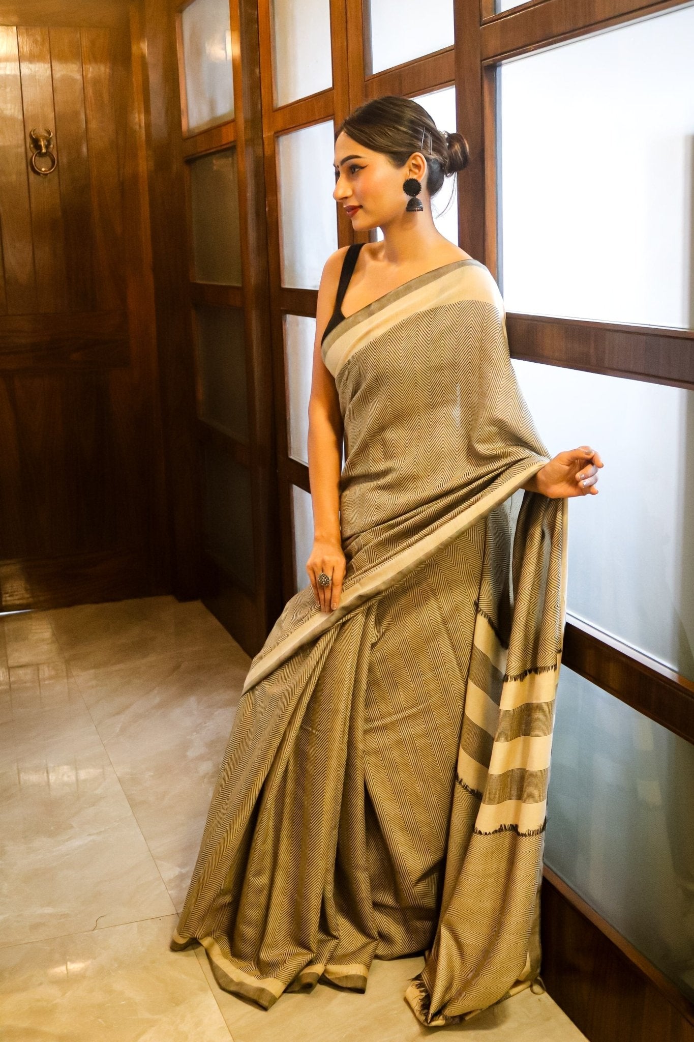 Beige and Black Cotton Tussar Saree - zameeni