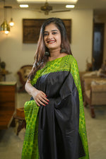 Load image into Gallery viewer, Black and Green Vishnu Puri Silk Saree
